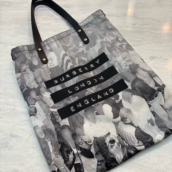 Burberry tote - Picture 1 of 8